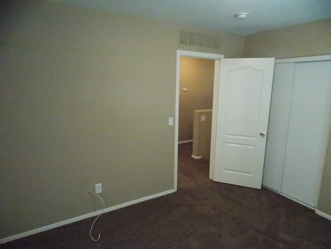 Building Photo - Recently Remodeled 3 bed/2.5 Bath with Washer/Dryer