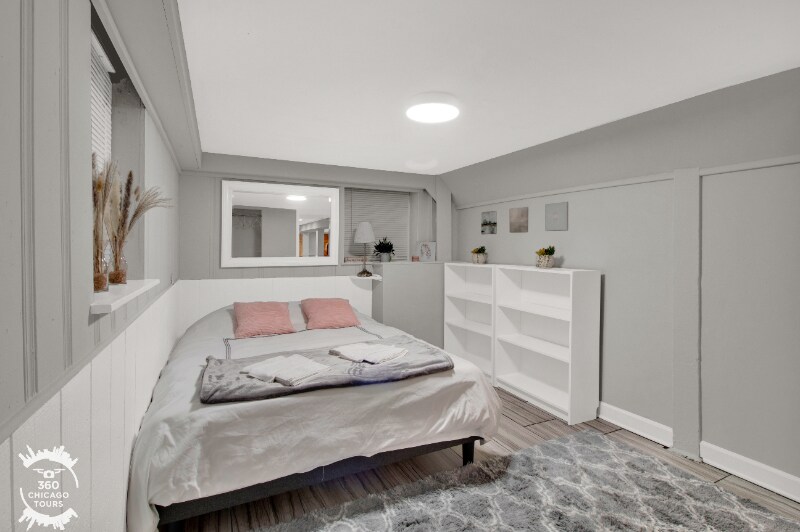 Building Photo - 2438 N Maplewood Ave