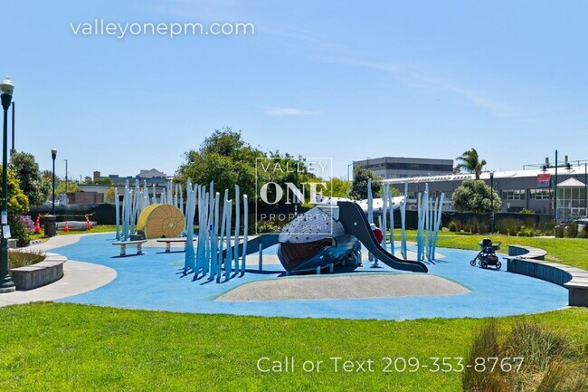 Building Photo - Fully Furnished Condo With Panoramic San Francisco Bay Views and Unbeatable Amenities