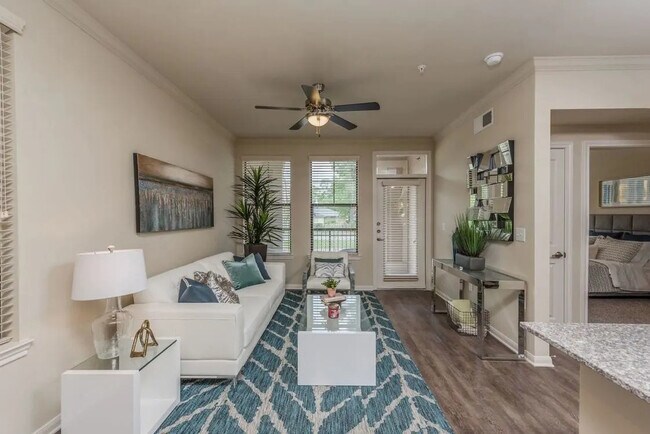 Building Photo - Make Your Move with $500 in Savings