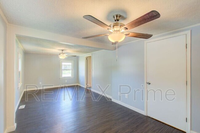 Building Photo - 321 Patrician Dr