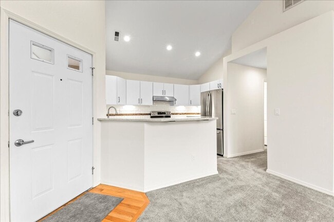 Building Photo - 2-bedroom 2-bathroom condo, located steps from the Boise River Greenbelt