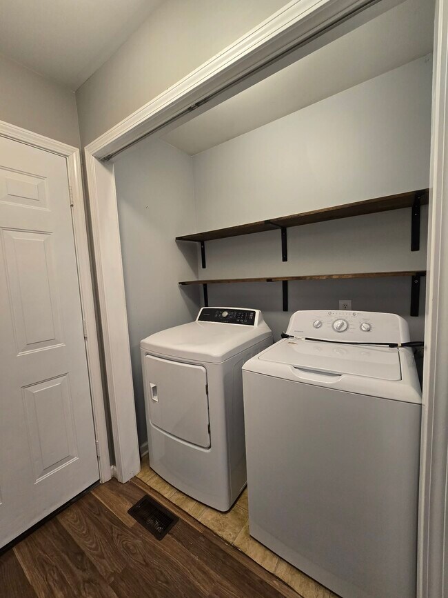 Building Photo - 2723 Mollys Ct