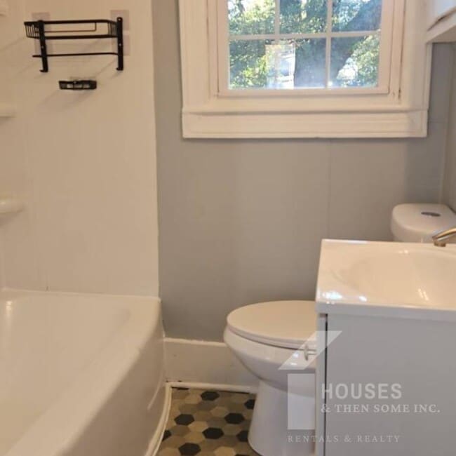 Building Photo - 7 Edwards St