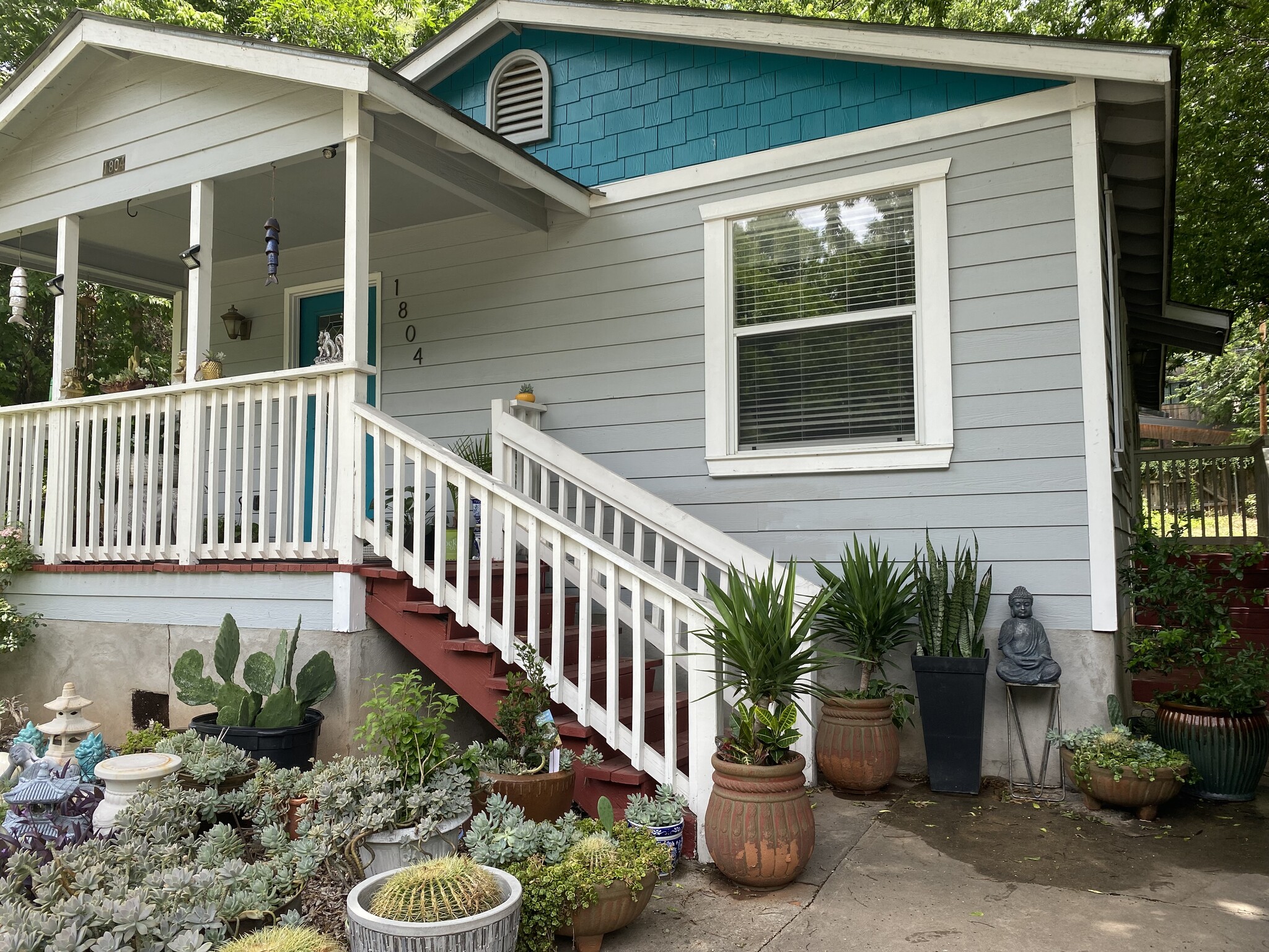 Exterior front porch entry to the house - 1804 Holly St