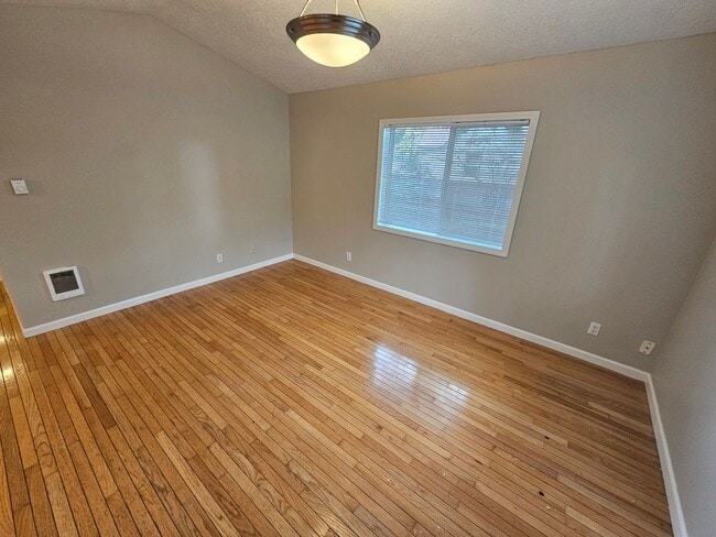 Building Photo - 475 Madrona Ave S