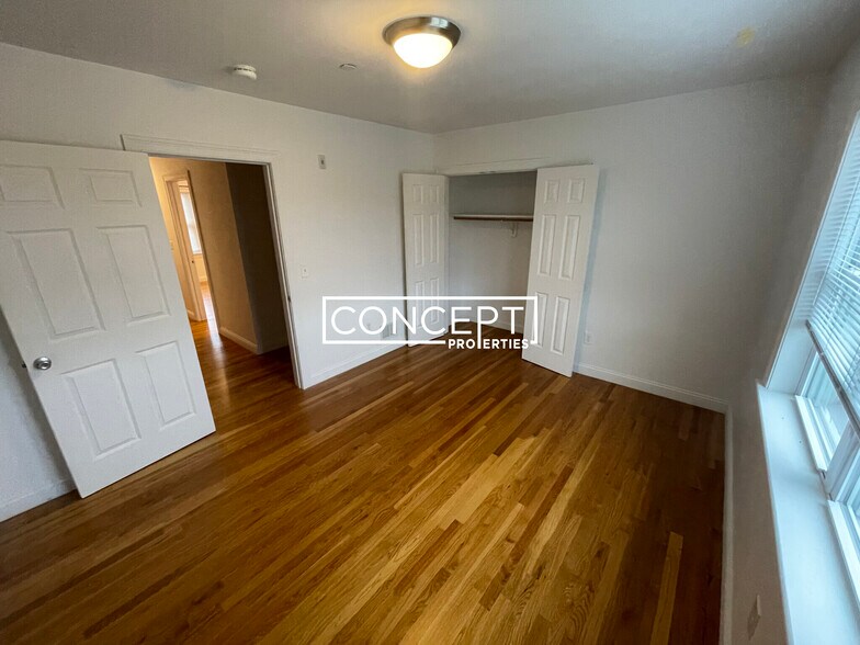 Building Photo - 53 Circuit St