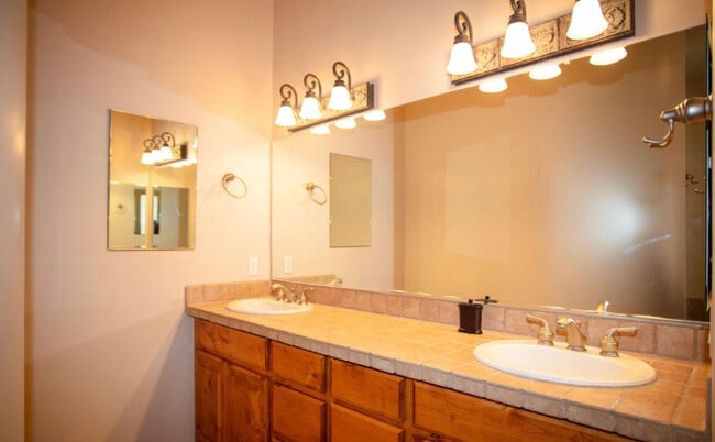 Building Photo - 19725 W Meadowbrook Ave