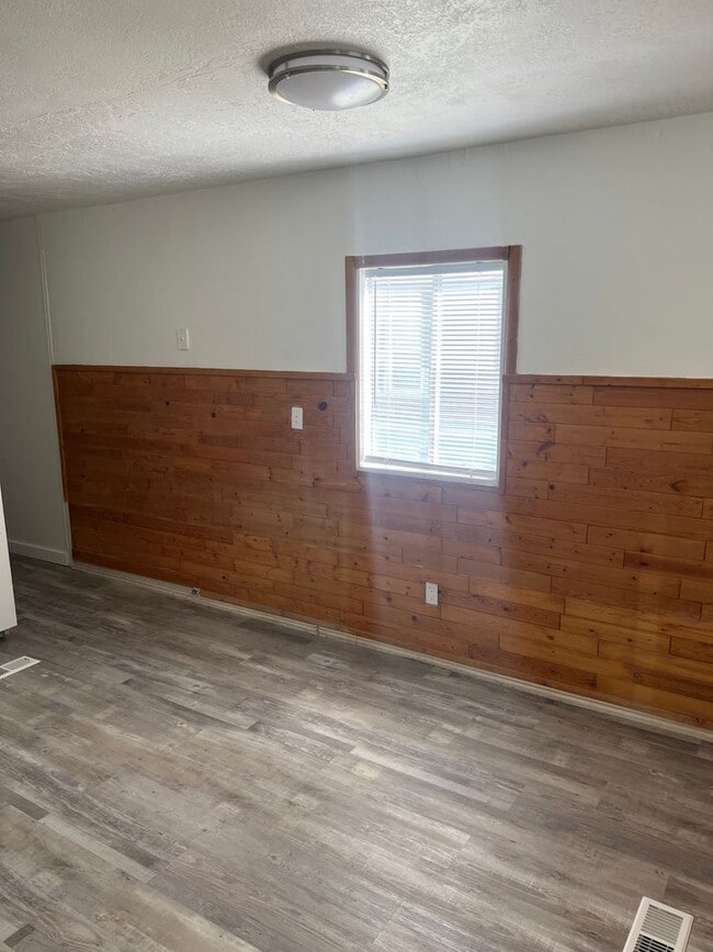 Building Photo - 2 bed, 1 bath Manufactured Home in the Mill Hollow Community!