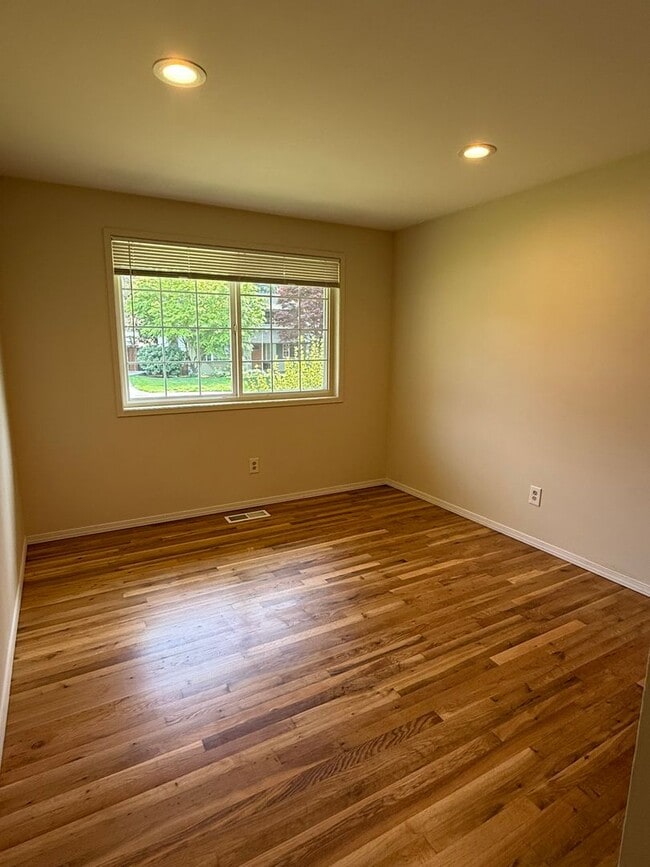 Building Photo - 3Bd/1.5Ba Kirkland House