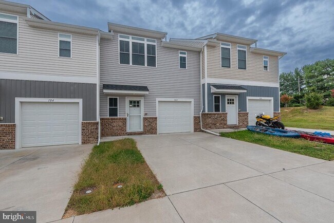 Building Photo - 102 Coralyrose Ct