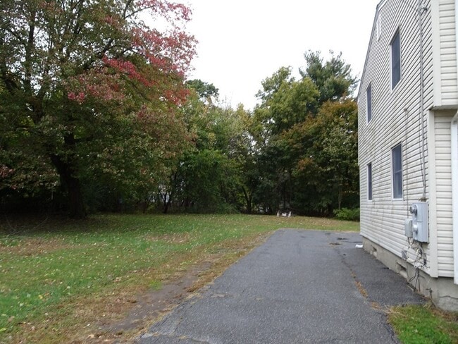 Building Photo - 6 Pondover Rd