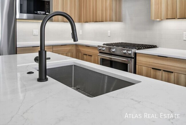 Building Photo - 830 Cherry St