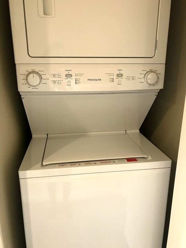 Building Photo - Townhouse Charmer in River Terrace Neighborhood!