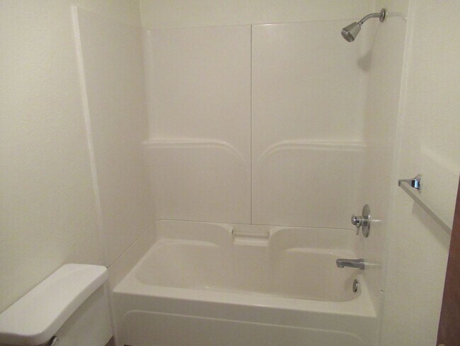 Building Photo - Nice Clean Two Bedroom w/ Private Backyard