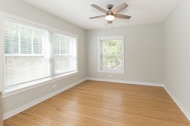 Interior Photo - 5208-14 N. Damen / 2000-10 W. Foster