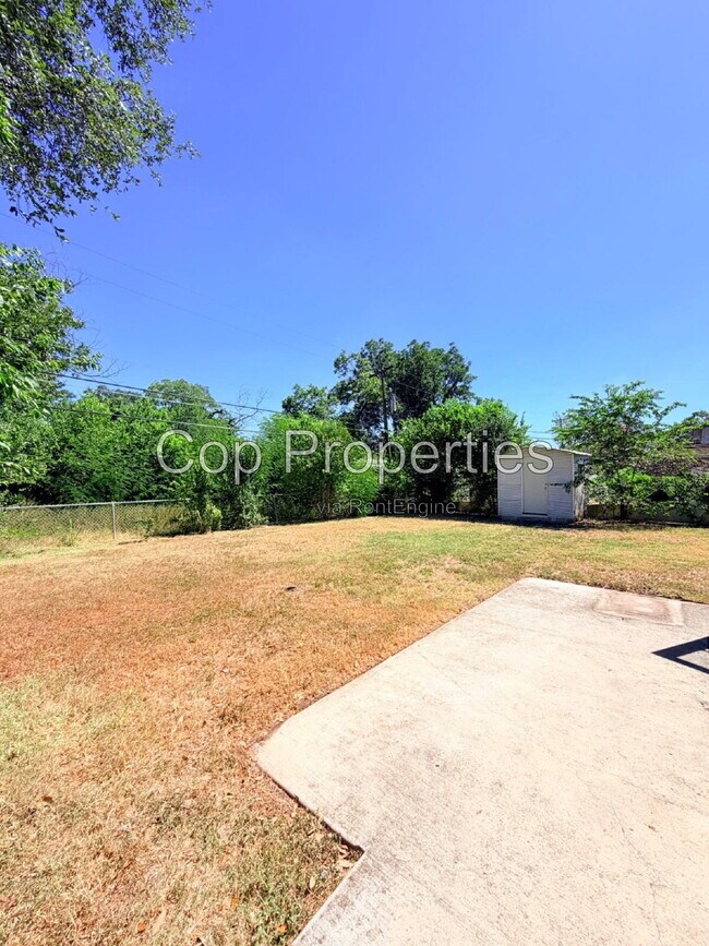 Building Photo - 4503 Eisenhauer Rd