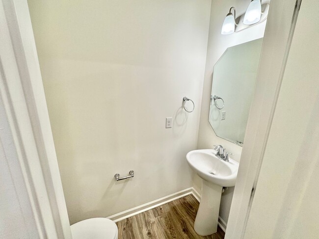 Building Photo - 2 br 2.5 ba townhome near shopping AVAILAB...