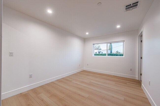 Building Photo - 1656 S Hayworth Ave