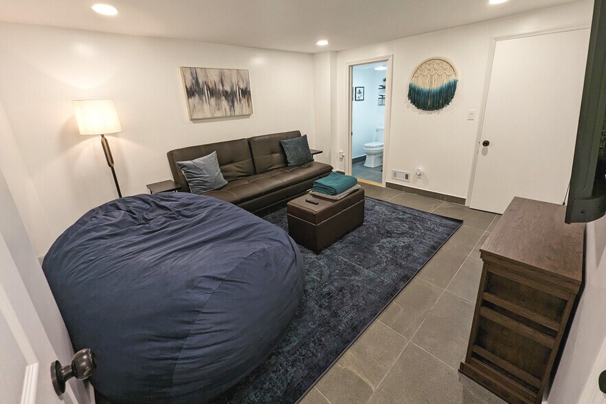 Building Photo - 7690 Barkwood Dr