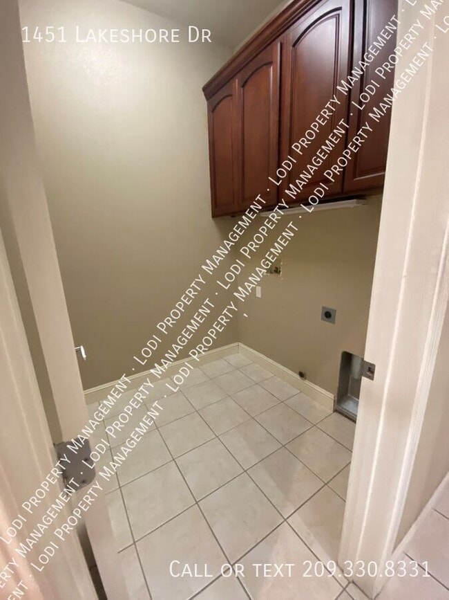 Building Photo - 1451 Lakeshore Dr