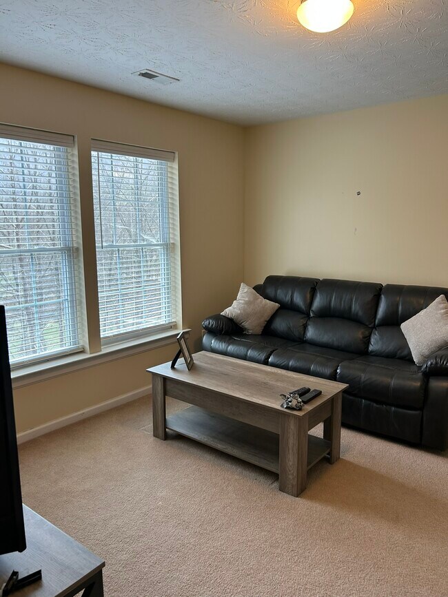 Building Photo - 2615 Rolling River Dr