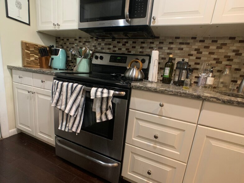 Building Photo - 804 Centre St