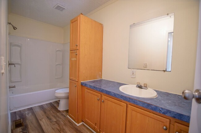 Building Photo - Private home on large lot!