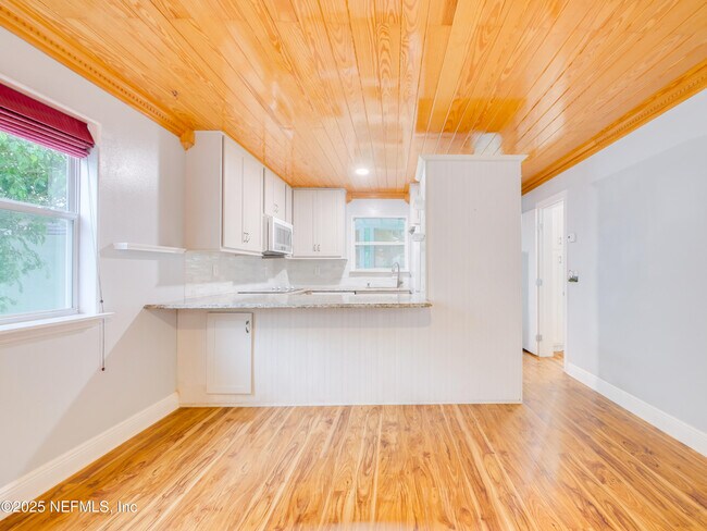 Building Photo - 6472 Putnam St