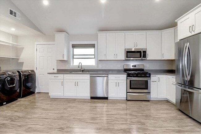 Building Photo - 683 Harbour Way