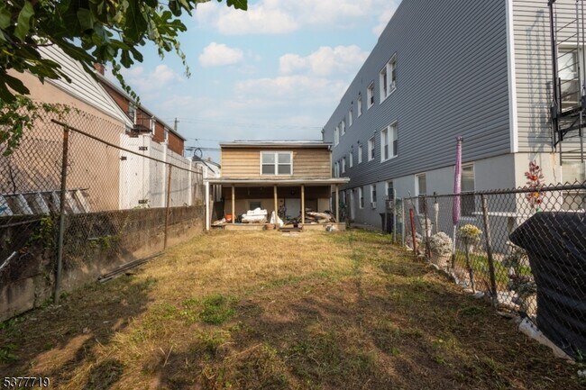 Building Photo - 86 Farnham Ave