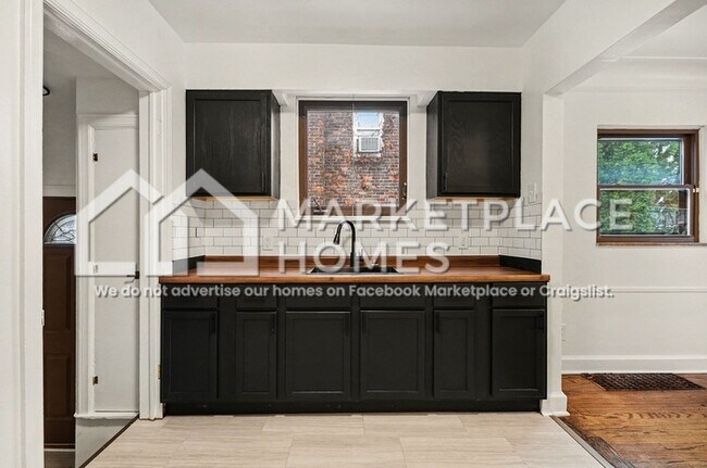 Building Photo - 15866 Mansfield St