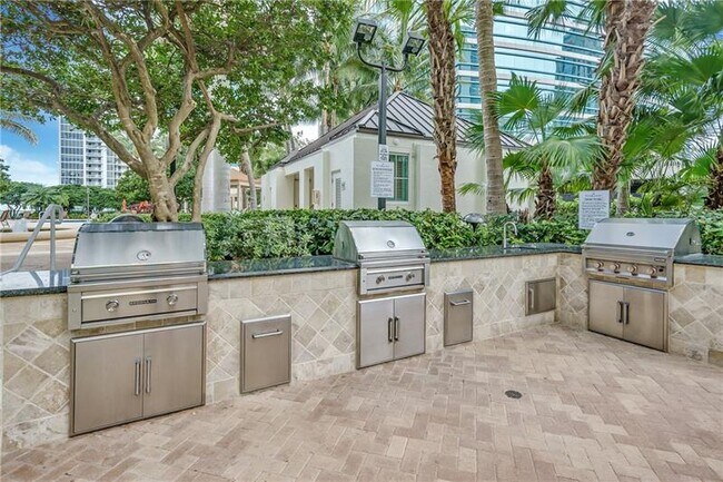 Building Photo - 347 N New River Dr E