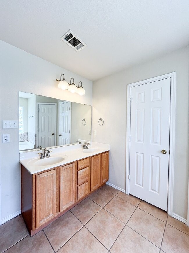 Building Photo - Available NOW!!!! Open floor plan features...
