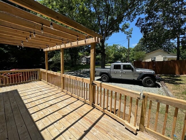 Building Photo - Charming Hillsborough Ranch with Landscapi...