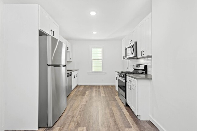 Building Photo - AVAILABLE SEPT 1ST!! UPDATED & SPACIOUS 3-...