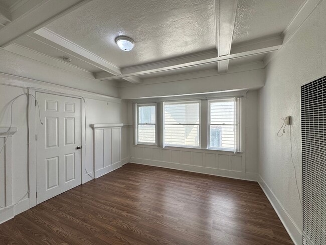 Building Photo - 458 W Vernon Ave
