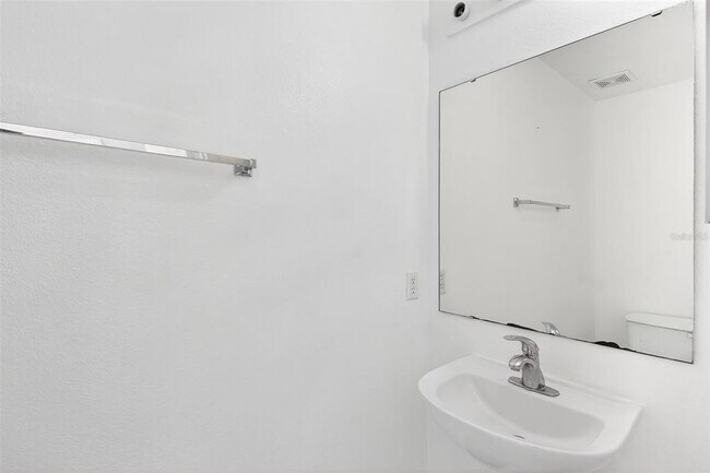 Building Photo - 1906 Lakeview Ln