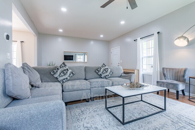 Building Photo - 2025 Jonesboro Rd SE