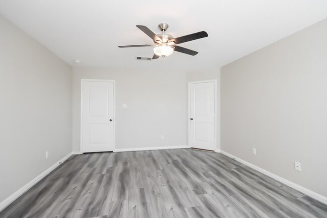 Building Photo - 15406 River Ends Dr