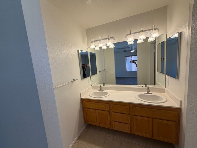 Building Photo - 547 Hart Dr