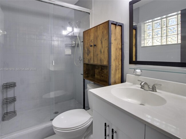 Building Photo - 1561 NE 47th St