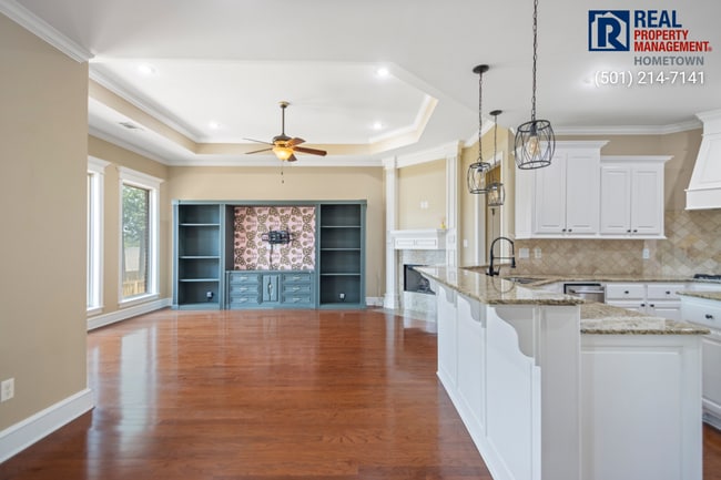 Building Photo - 4040 Robinwood Cir