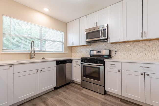 Building Photo - 1366 Bayou Dr