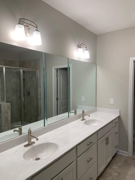 Building Photo - 3925 Redwood Dr