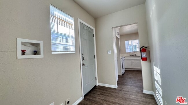 Building Photo - 6117 1/2 S Victoria Ave