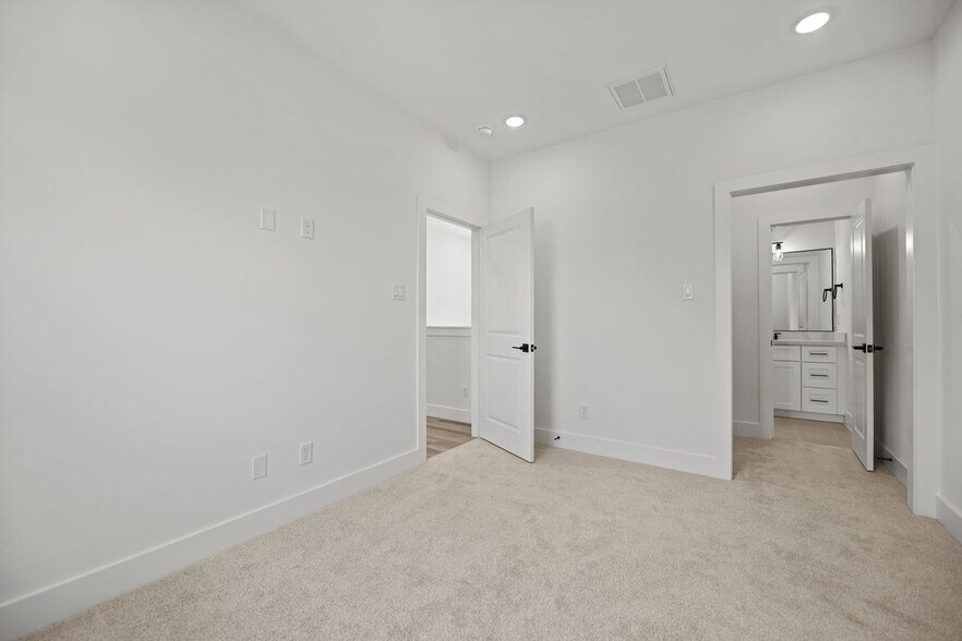 Building Photo - 870 W Little York Rd