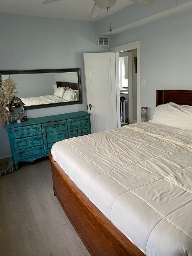 Building Photo - 5328 W Drummond Pl