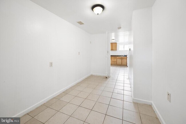 Building Photo - 3816 W Bay Ave