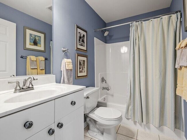 Building Photo - Bright & Spacious 2BR/2BA Condo with Cover...